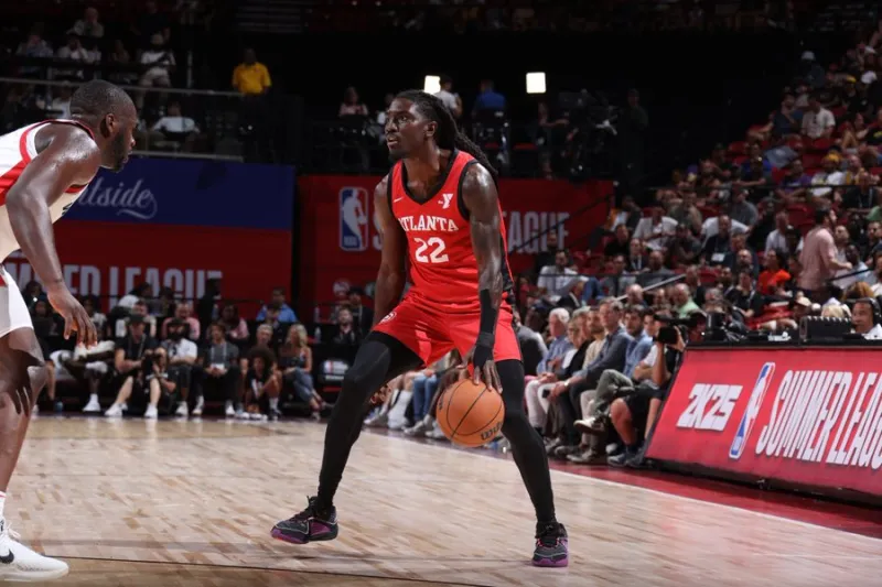 ESPN：老鹰队与后卫基顿华莱士签订双向合同